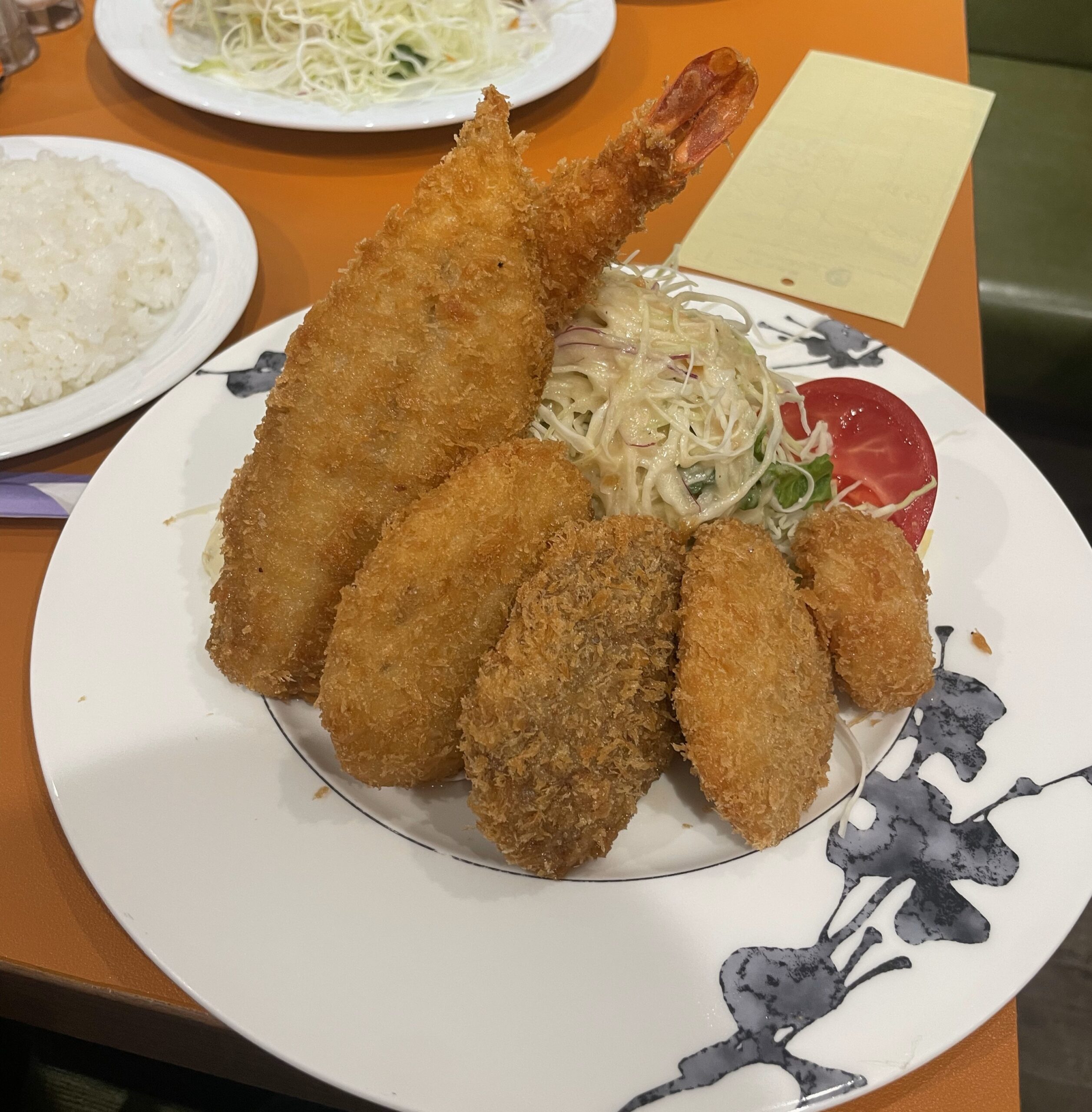 エビ、アジ、ホタテ、クリームコロッケ、メンチカツ、ヒレカツが含まれているスペシャルミックスフライの写真