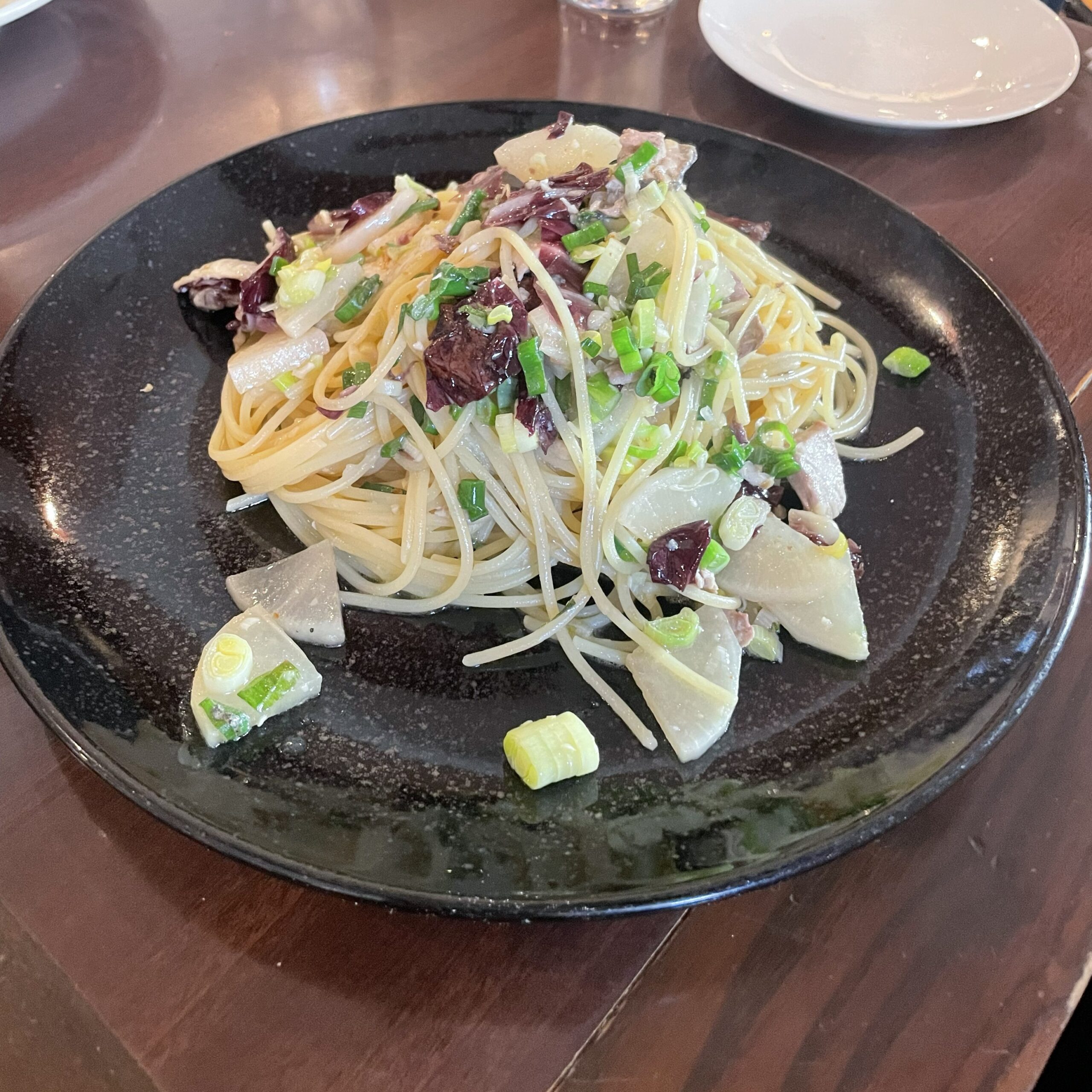 鮮魚とトレビス、大根、下仁田ネギのペペロンチーノの写真