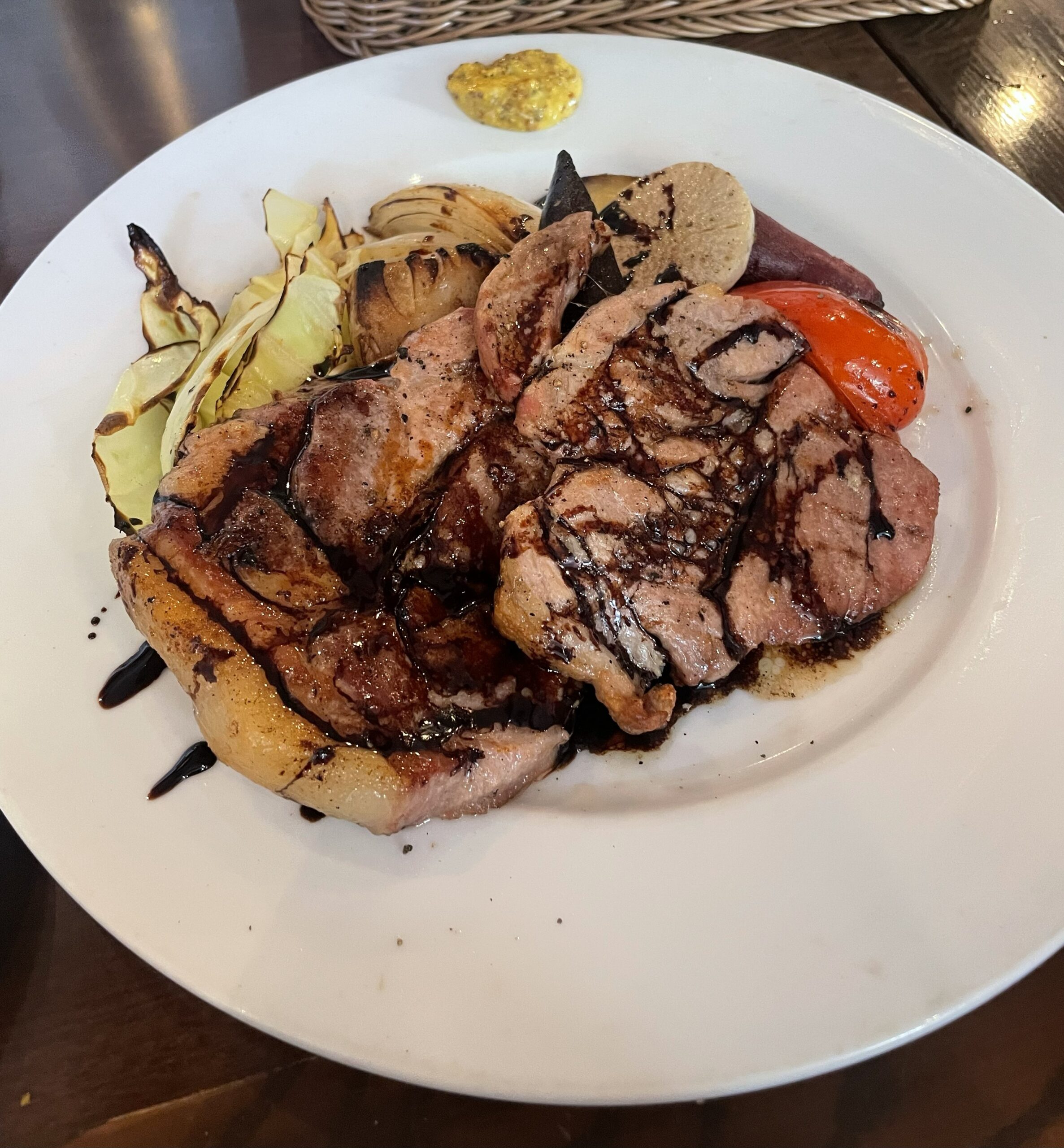 豚肩肉のグリルとゴロゴロ野菜のソテーの写真