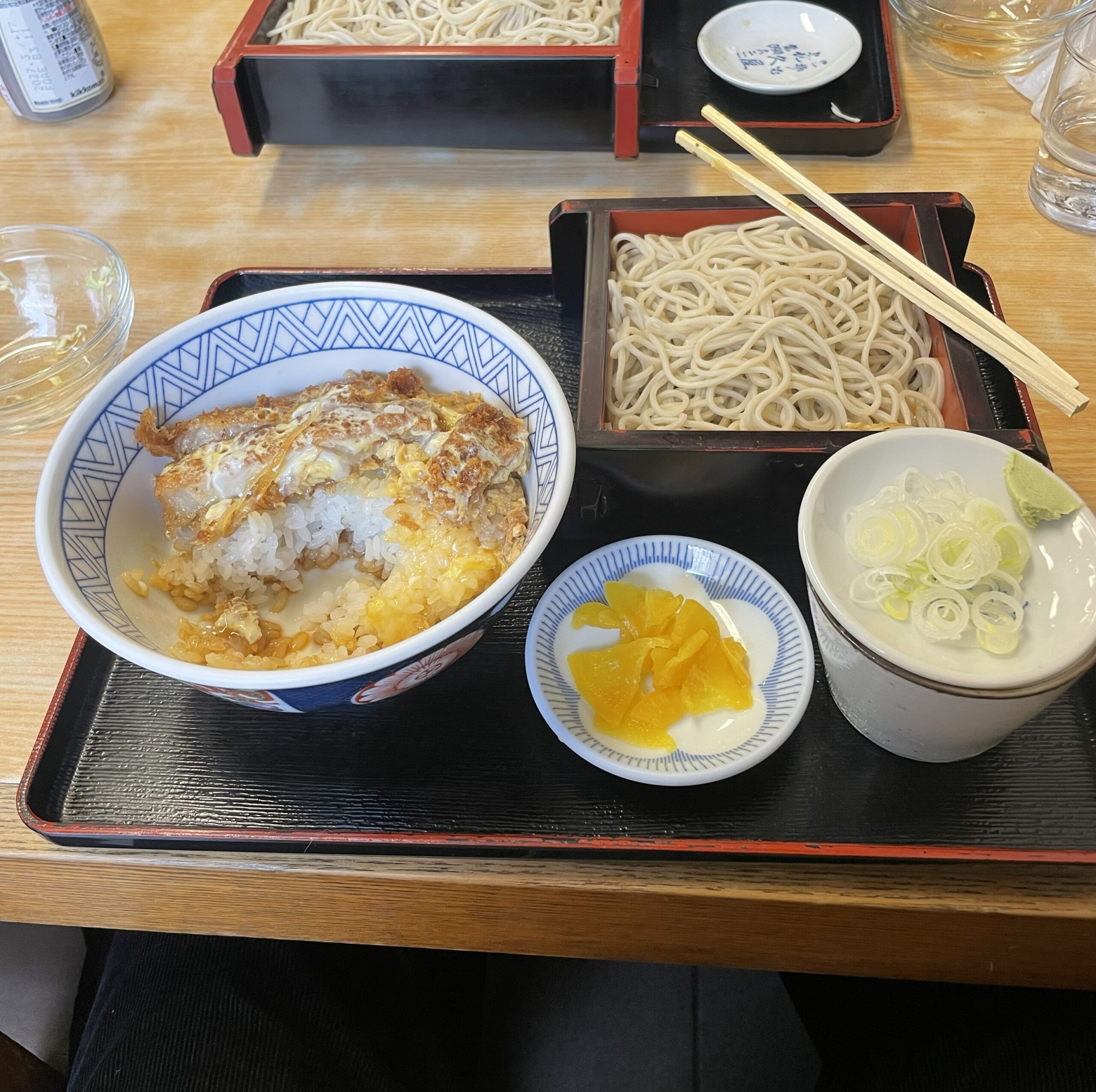 かつ丼と蕎麦のセットの写真