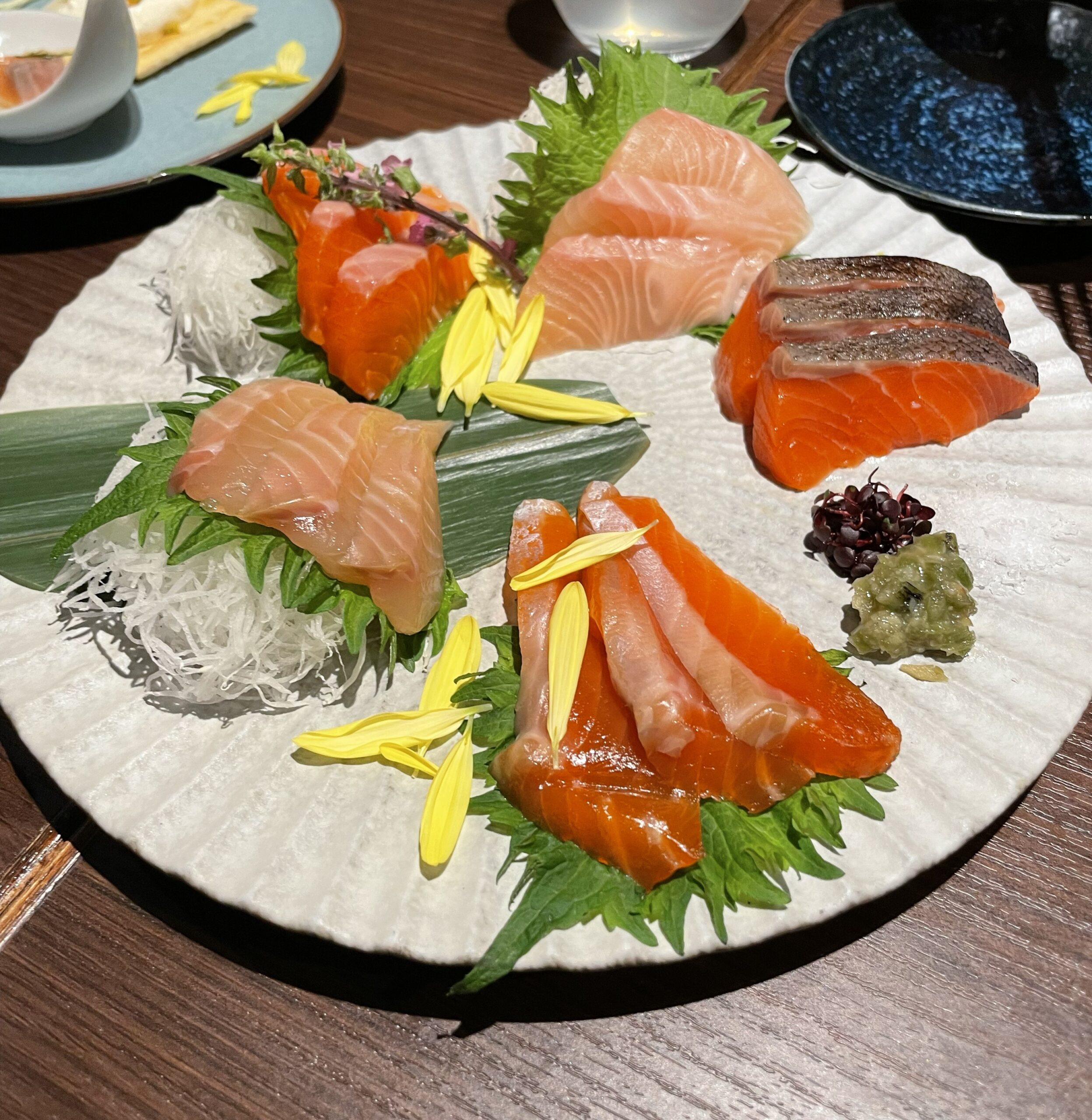 サーモン刺身の盛り合わせの写真