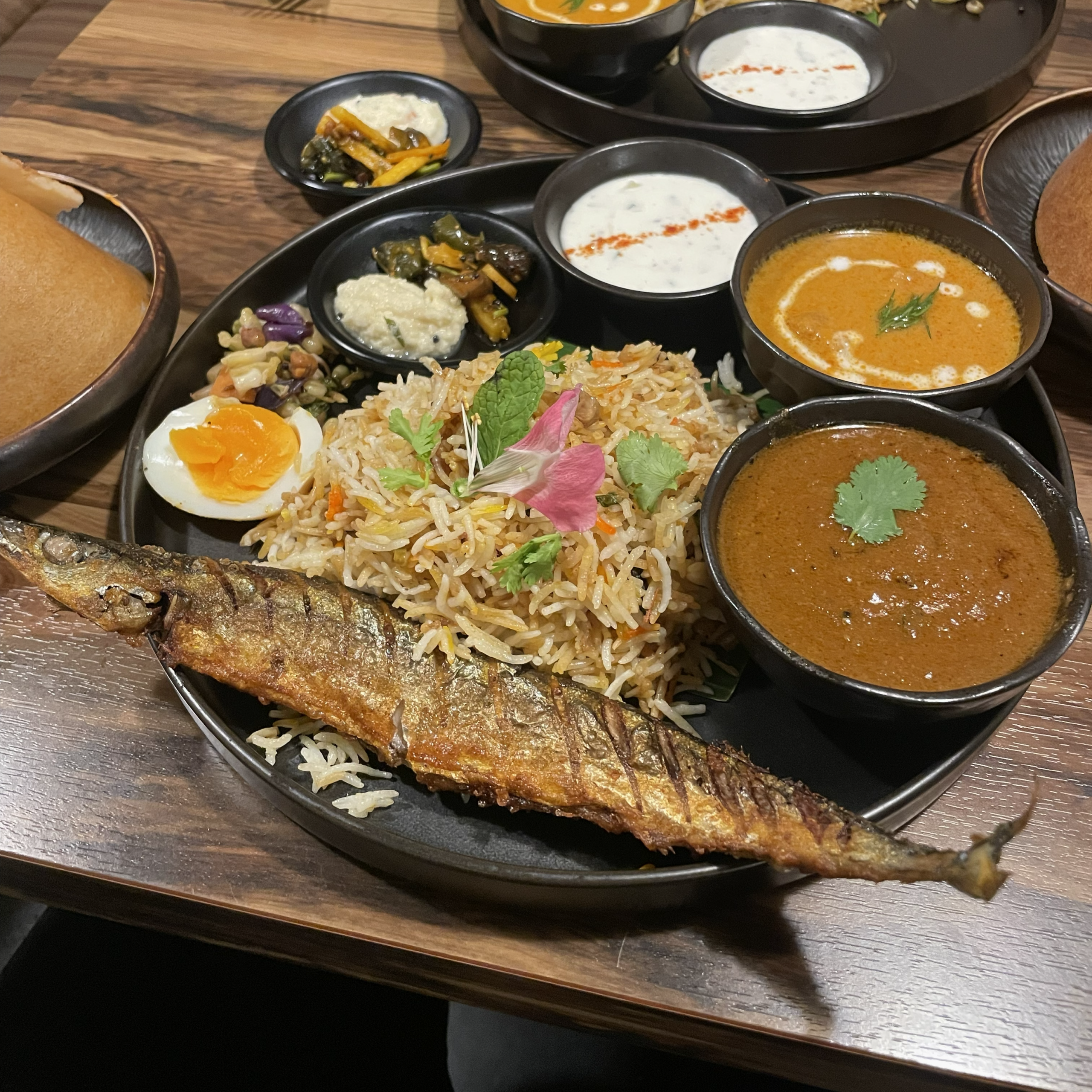 Anshスペシャルセットの写真。ラッサム（南インドのスープ）、ビリヤニ、お肉のカレー、シーフードカレー、その日の魚料理、プレーンドーサがセットに含まれています。